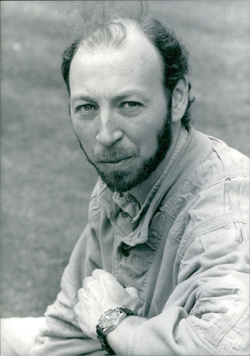 British rock performer Richard Thompson performs on electric guitar. - Vintage Photograph