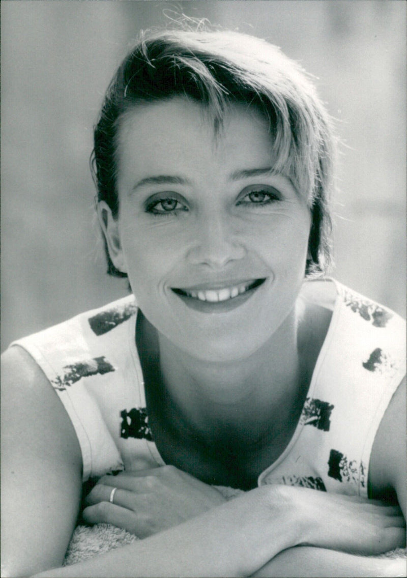 British actress Emma Thompson poses for a portrait in 1987. - Vintage Photograph