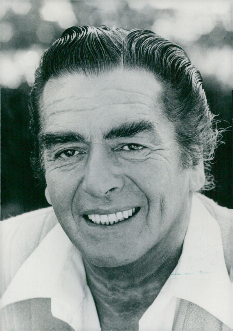 American film actor Victor Mature poses in a photoshoot, 1987. - Vintage Photograph