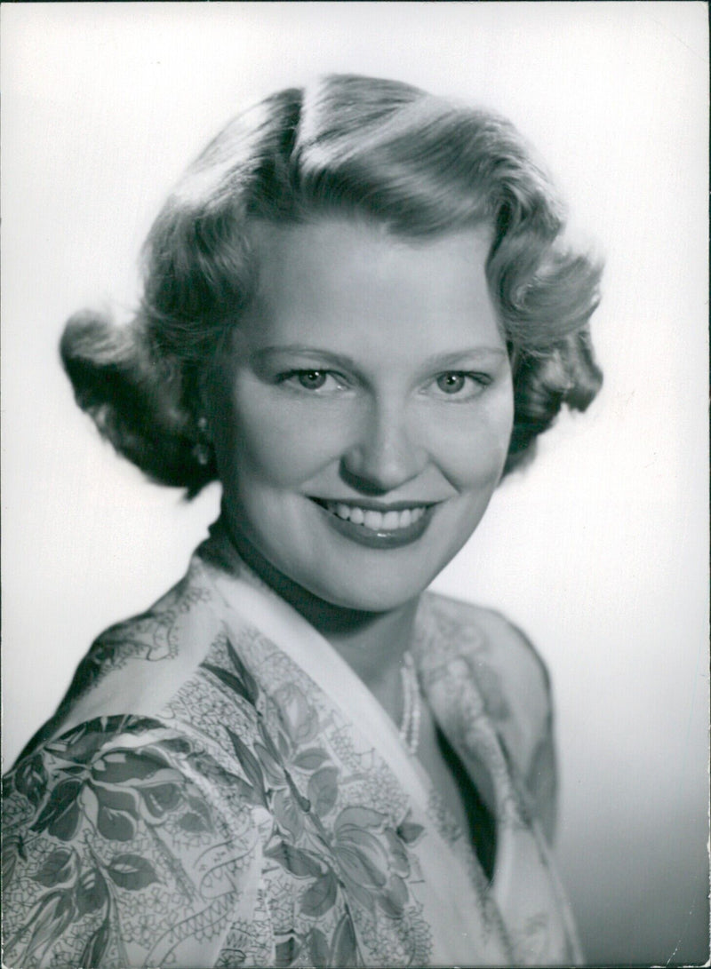 Singer Joan Regan poses for a portrait study taken by Baron in London. - Vintage Photograph