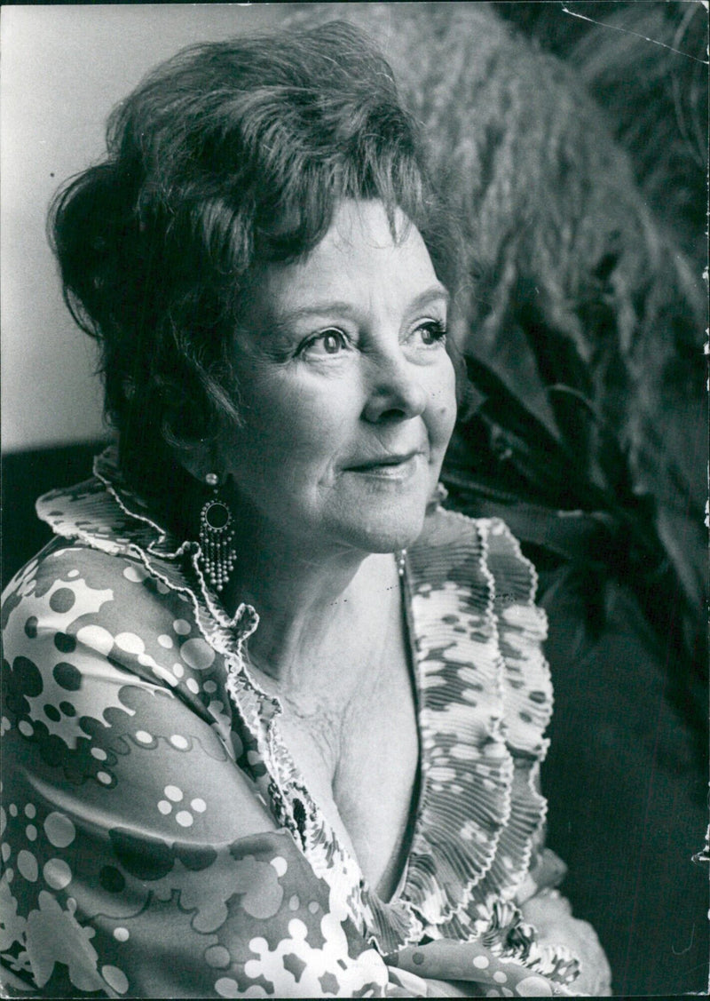 British actresses Beryl Reid and Camera Press London 25449-25 at the 47th annual "Follies" in Bridlington. - Vintage Photograph