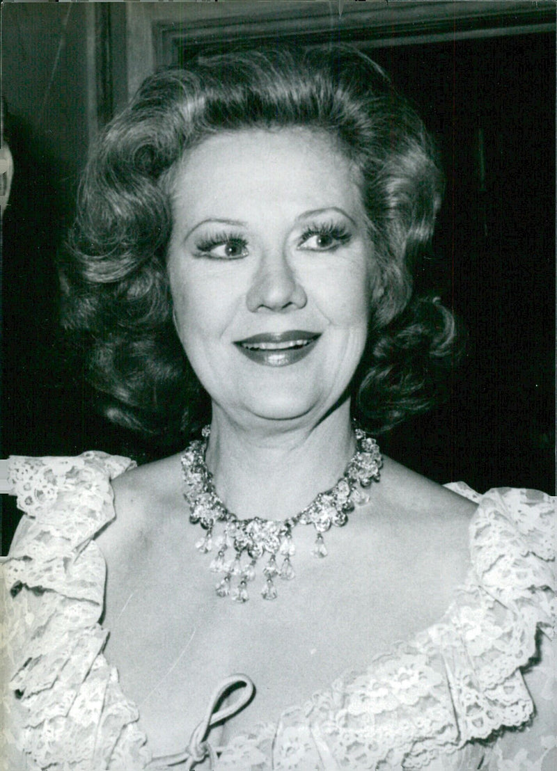 Actress Virginia Mayo poses for a photograph in 1980. - Vintage Photograph