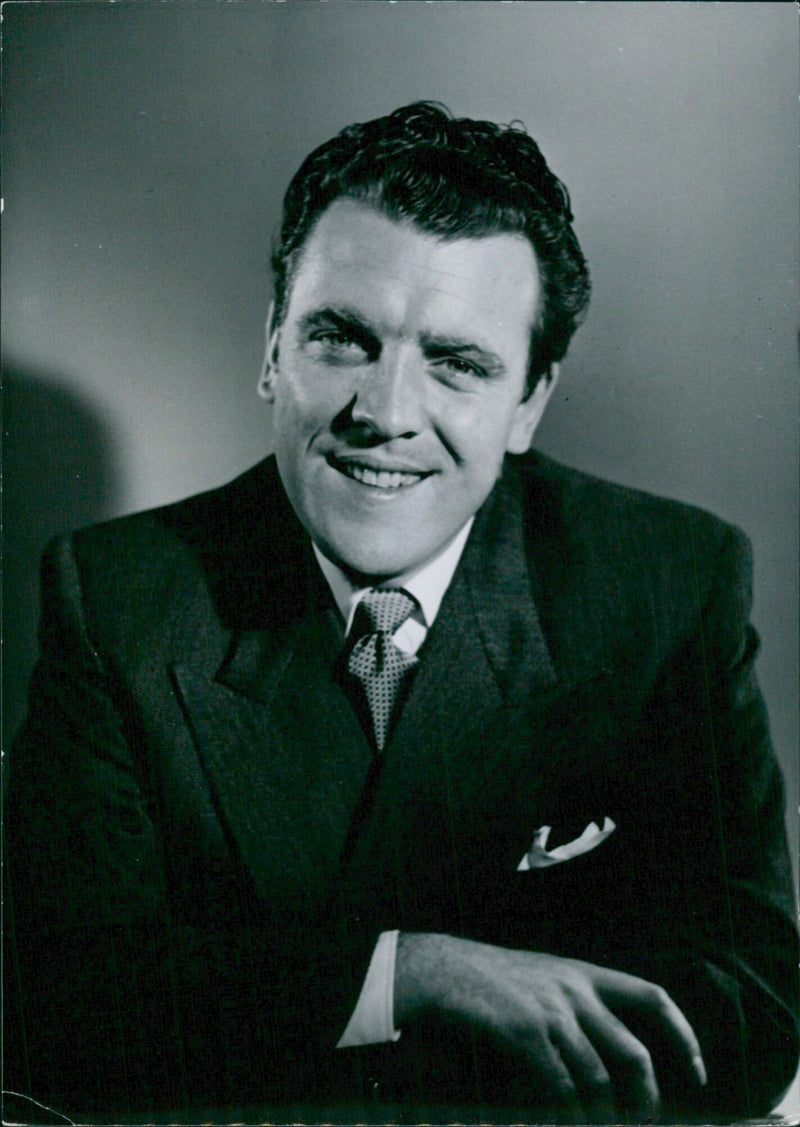 Eamonn Andrews, the broadcaster and televiser, poses for a portrait study by the renowned photographer Tom Blau. - Vintage Photograph