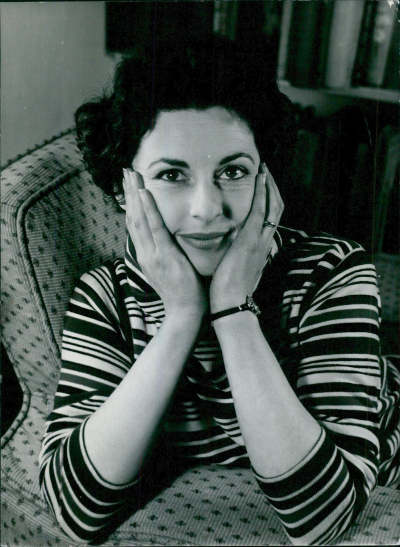 Mrs. Wolf Mankowitz, wife of British author Wolf Mankowitz, poses for a study photographed by Tom Blau in 1944. - Vintage Photograph