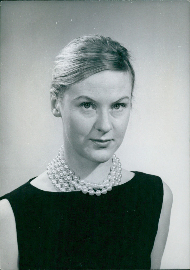 Lady Susan Chitty poses for a photo in London in 1960. She is a regular contributor to Punch and was previously on the Paris staff of Vogue magazine. - Vintage Photograph