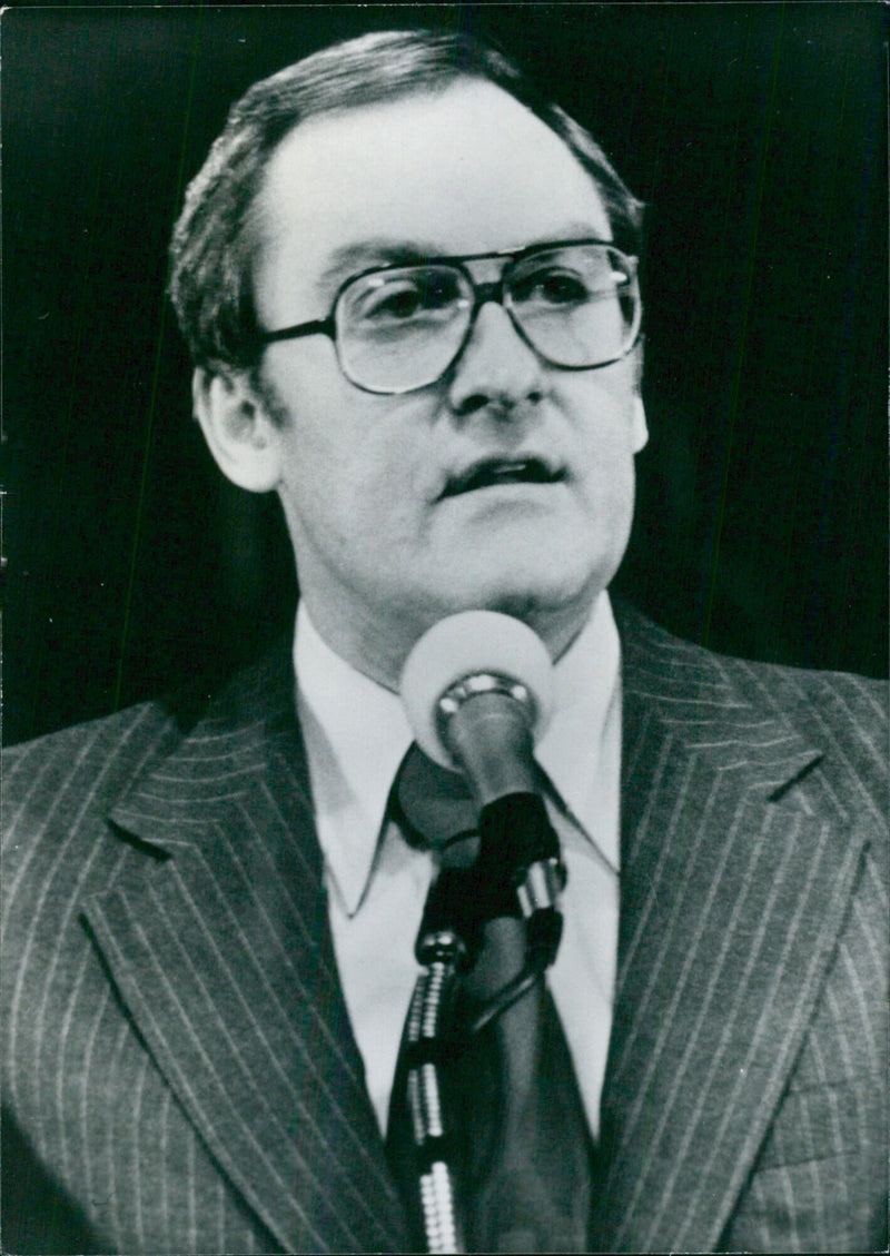 Governor James R. Thompson of Illinois celebrates his 1976 election victory with other US politicians at the Camera Press in London. - Vintage Photograph