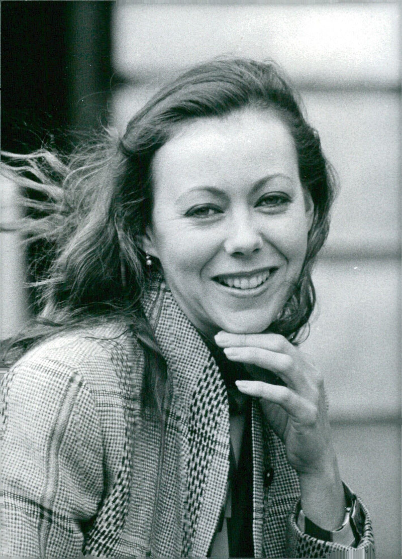 British actress Jenny Agutter poses during a 1982 photoshoot for her role in the Elizabethan tragedy "Arden of Faversham". - Vintage Photograph