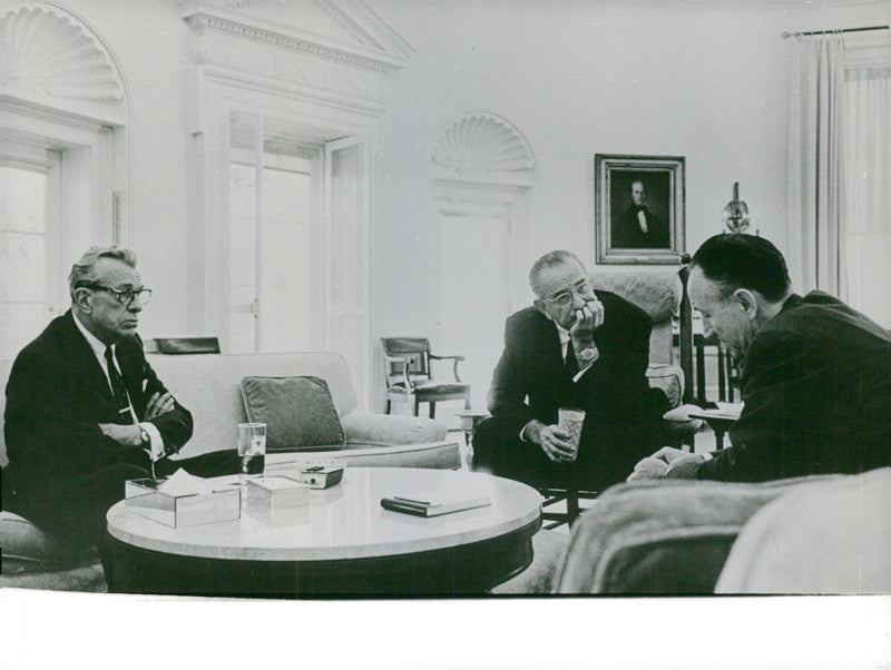 Two men, Lyndon Folursen Aveireit Harriman and Arthur Golbers (hoger), discuss the 995 PM news report in a studio. - Vintage Photograph