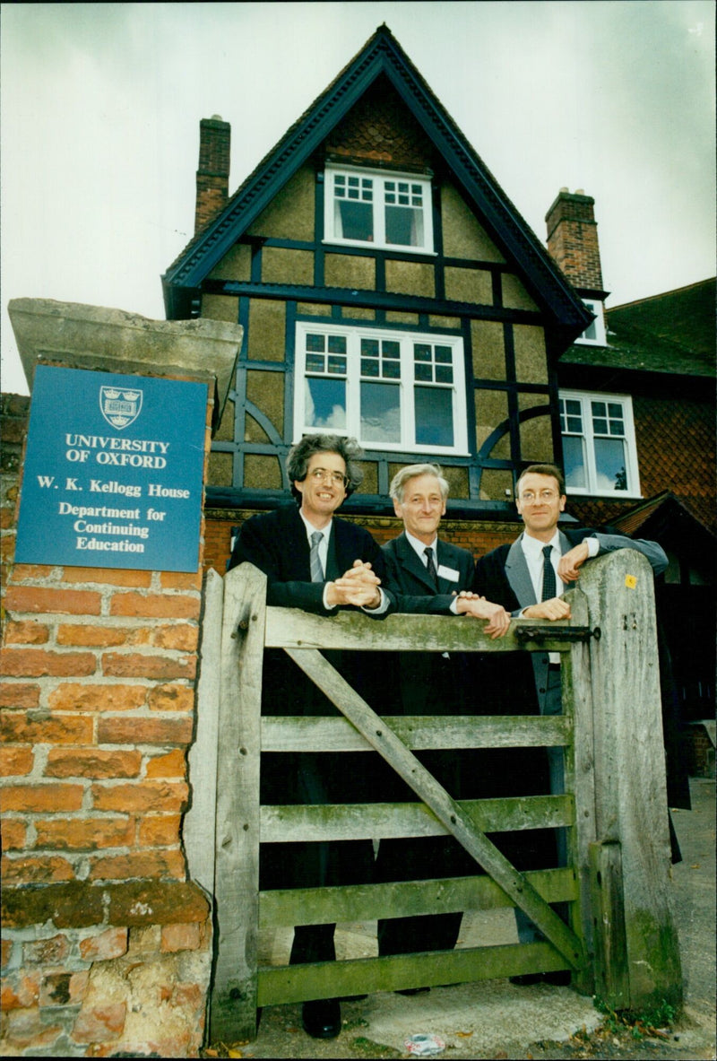 Dr Raymond Flood (President), Jonn Haines (Friend of Kelling), and Dr Tristram Wyatt (Fellow) stand in front of the W.K. Kellogg House at Greb University of Oxford. - Vintage Photograph