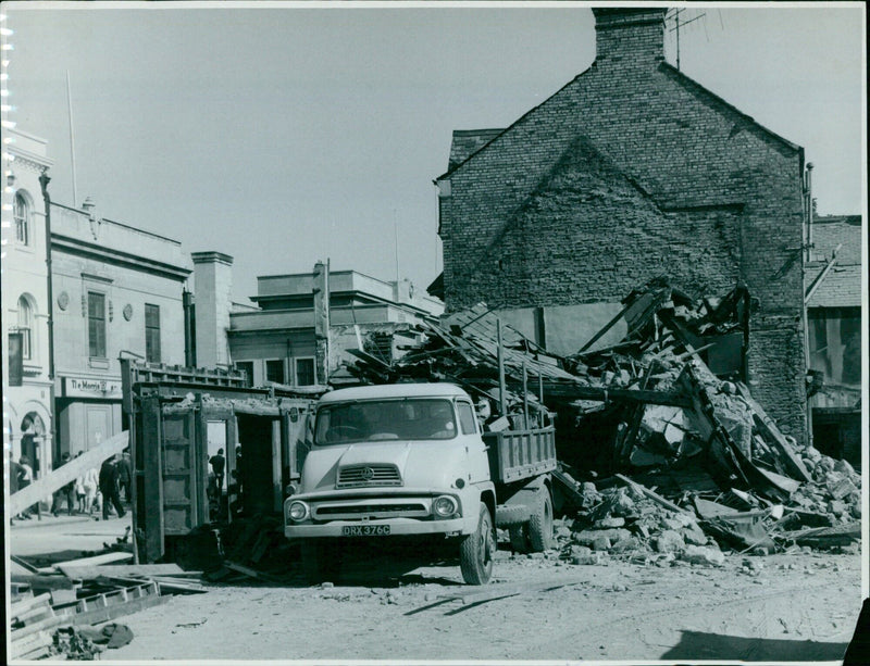 The Morris DRX 376C Building collapses in St Aldates, Oxford. - Vintage Photograph