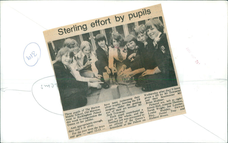 Pupils from The Harlow Middle School in Old Marston present a silver trophy to an official of the Queen's household at Buckingham Palace. - Vintage Photograph