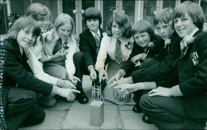 Pupils from The Harlow Middle School in Old Marston present a silver trophy to an official of the Queen's household at Buckingham Palace. - Vintage Photograph