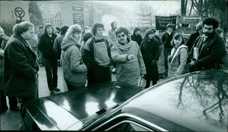 Harcourt House picketers demonstrate outside the Oxford Industrial Injuries Appeal Tribunal. - Vintage Photograph