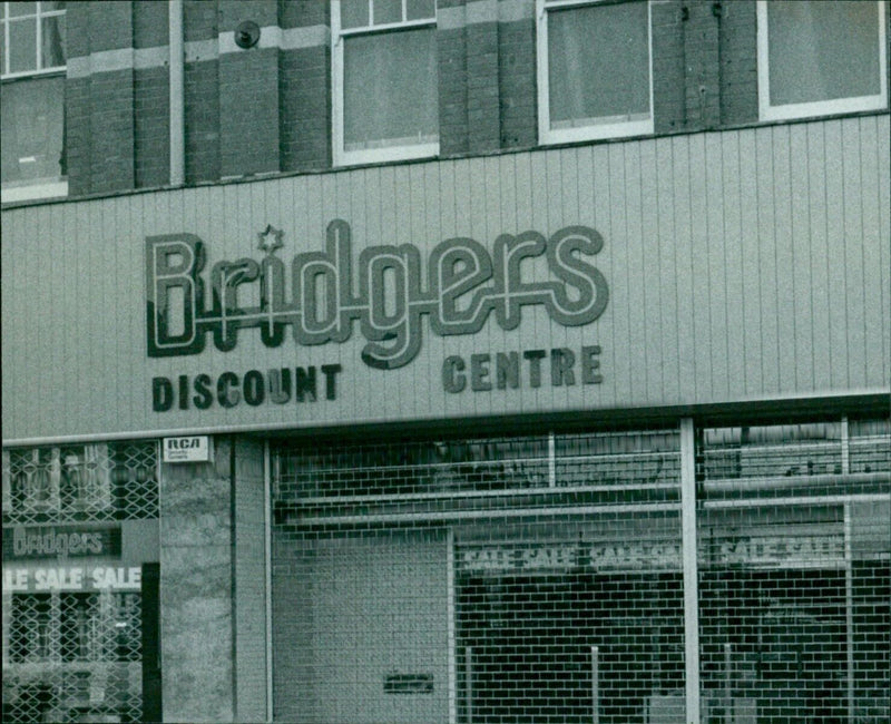 An electrical shock at the Bridgers Discount RCA 11 Centre in Oxford. - Vintage Photograph