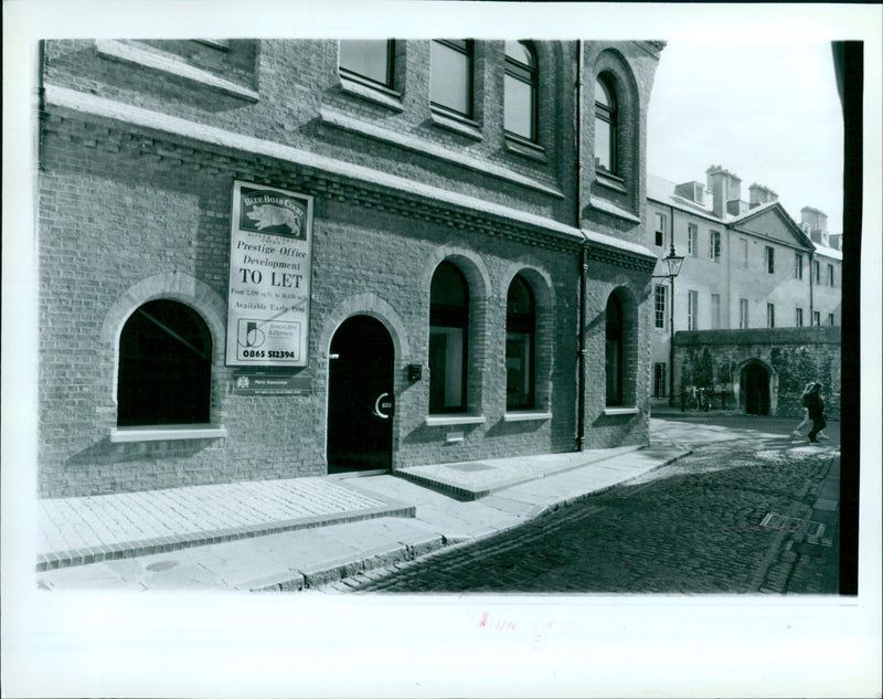 Blue Boar Court in Alfred Street, Oxford receives an award from the Oxford Preservation Trust. - Vintage Photograph