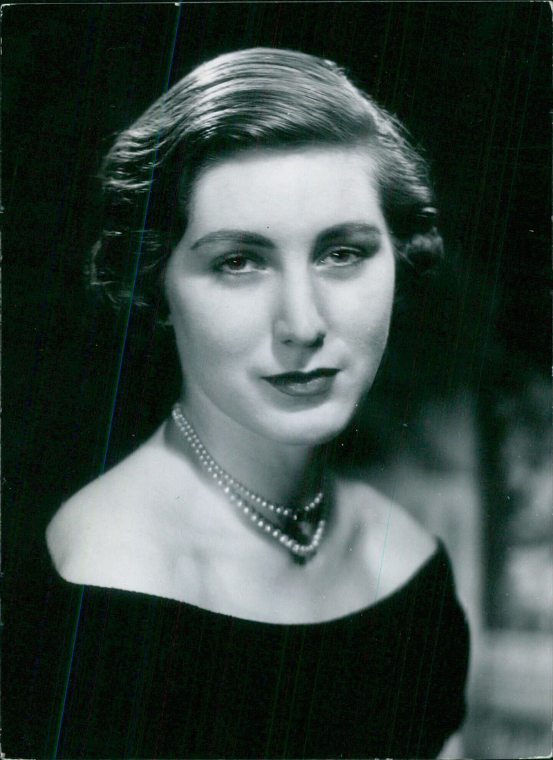 Mrs. Alastair Horne nee Renira Hawkins, the daughter of Admiral Sir Geoffrey and Lady Margaret Hawkins, poses for a portrait study taken by BARON. - Vintage Photograph
