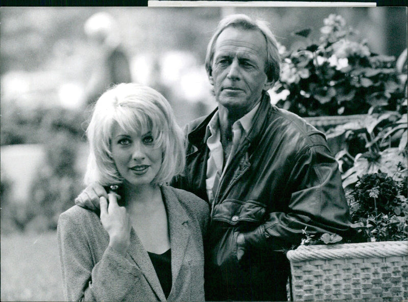 Australian actors Paul Hogan and Linda Kozlowski, stars of the sequel to the popular movie "Crocodile Dundee", pose for a photo in 1988. - Vintage Photograph