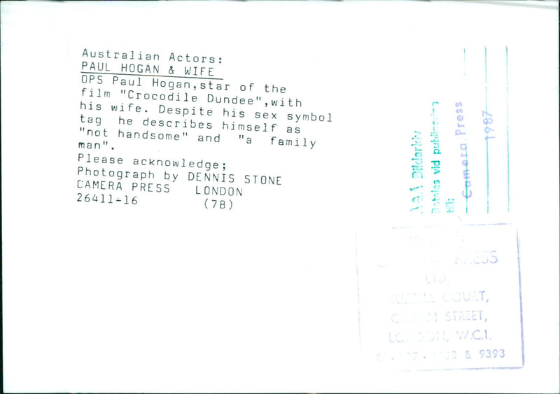 Paul Hogan, star of the film "Crocodile Dundee", poses with his wife in 1987. - Vintage Photograph