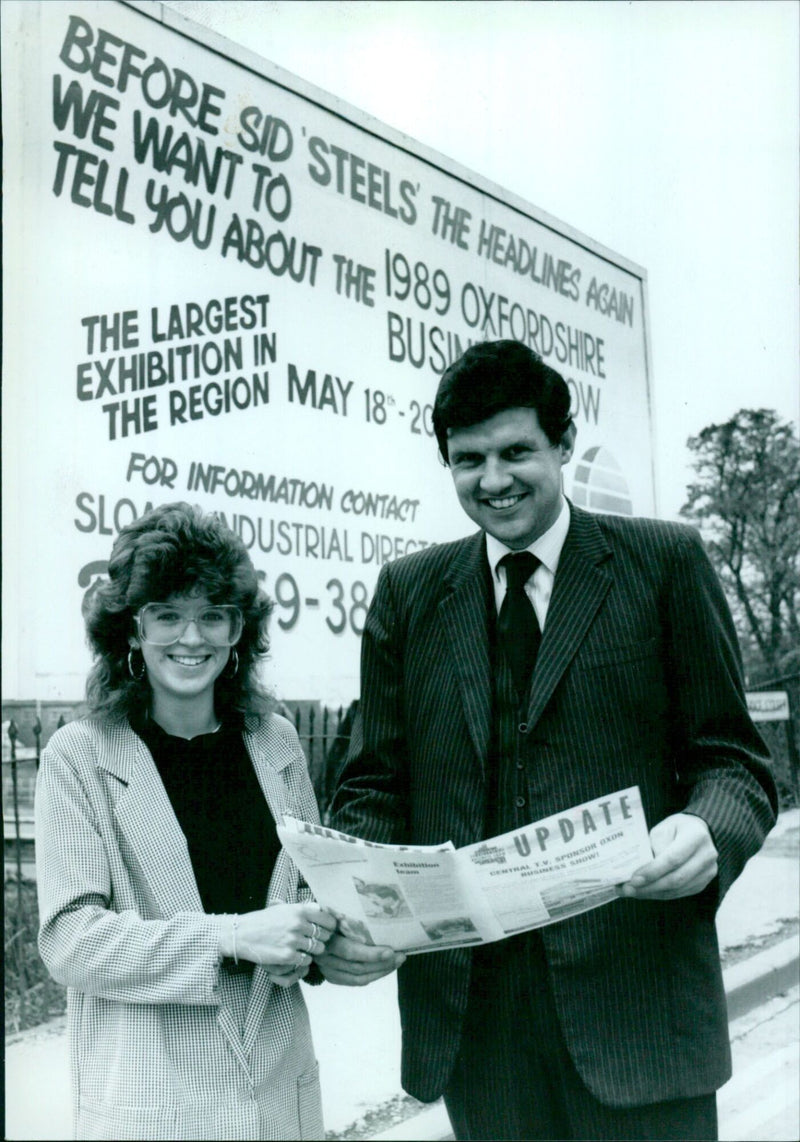 Ian Sloan and Debbie Watts promote the 1989 Oxfordshire Business Show in Banbury. - Vintage Photograph