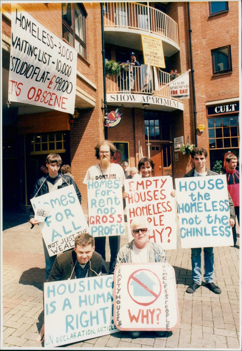 Members of the Oxford Solidarity Action Group demonstrate outside the Gloucester Green Flats. - Vintage Photograph