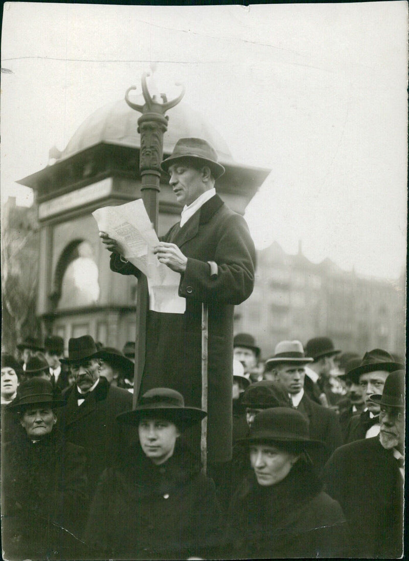 On November 10, 1918, the day after the outbreak of the German Revolution, a crowd of workers gathered in Stockholm to celebrate the 90th birthday of Per Albin Hansson. Photo by Th. Madin/IMS BILDBYRÅ. - Vintage Photograph