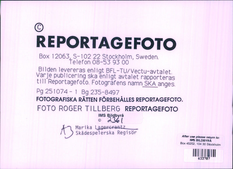 Skådespelerska Marika Lagercrantz vid inspelningen av en ny film, regisserad av Regisör 13, fotograferad av Roger Tillberg från Reportagefoto. - Vintage Photograph