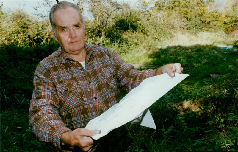 Ivor Allen protests against plans to build homes on Tand off Leafield Road in Temple Cowley. - Vintage Photograph