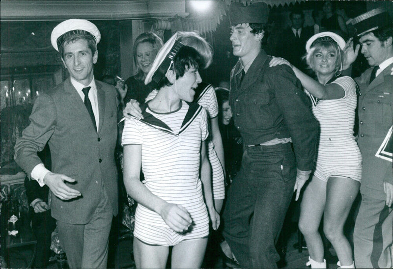 Parisians gather outside of the Téléphone LAM. 95 74 10 Avenue building on December 9, 1965, in a demonstration of solidarity. - Vintage Photograph