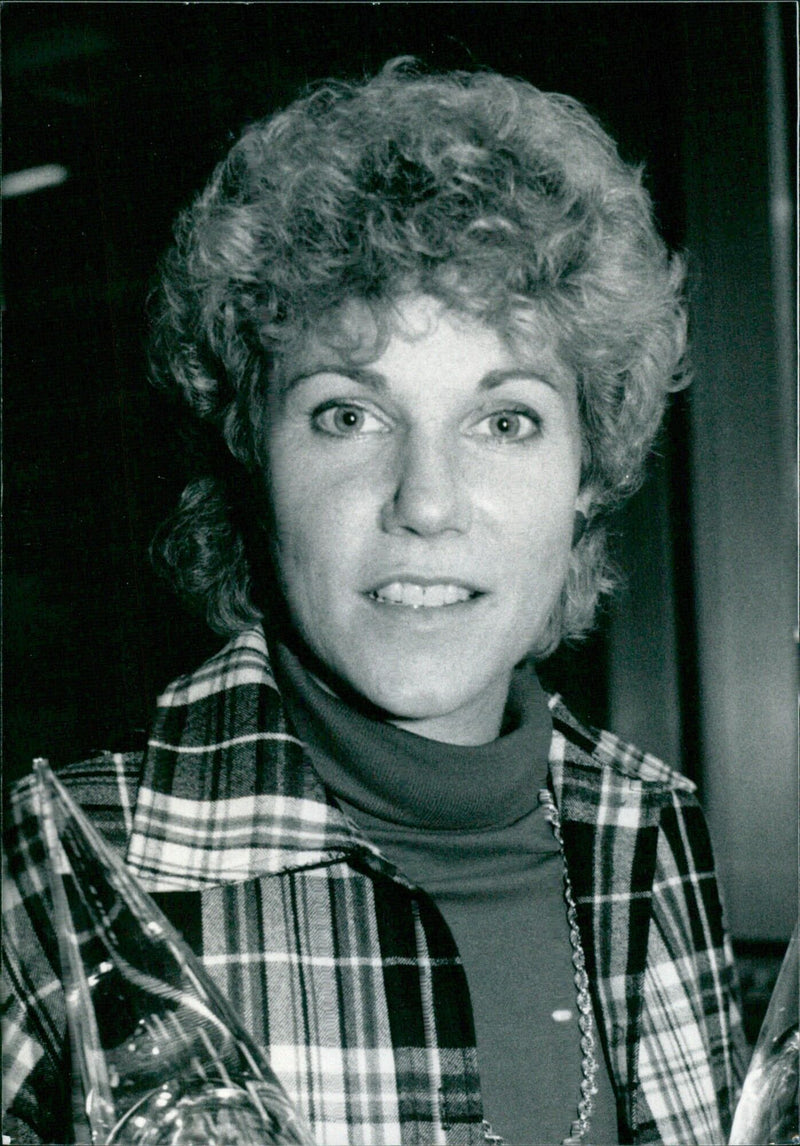 Canadian singer-songwriter Anne Murray performs onstage at a concert in 1986. - Vintage Photograph