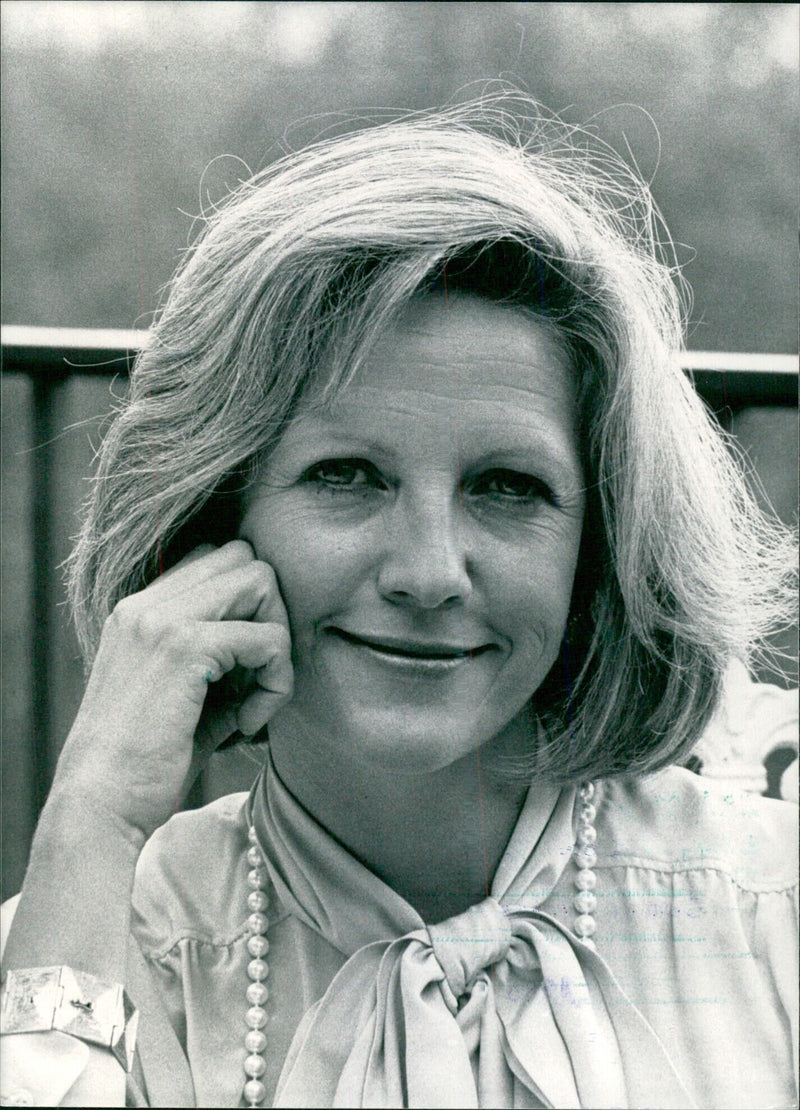 Mrs. Anna Murdoch, wife of Australian media mogul Rupert Murdoch, poses for a portrait in 1985. - Vintage Photograph