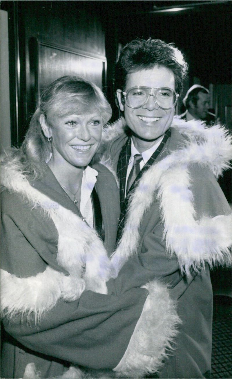 Tennis star Sue Barker and legendary singer Cliff Richard celebrate Cliff's 25 year music career with a festive lunch in London, England. - Vintage Photograph