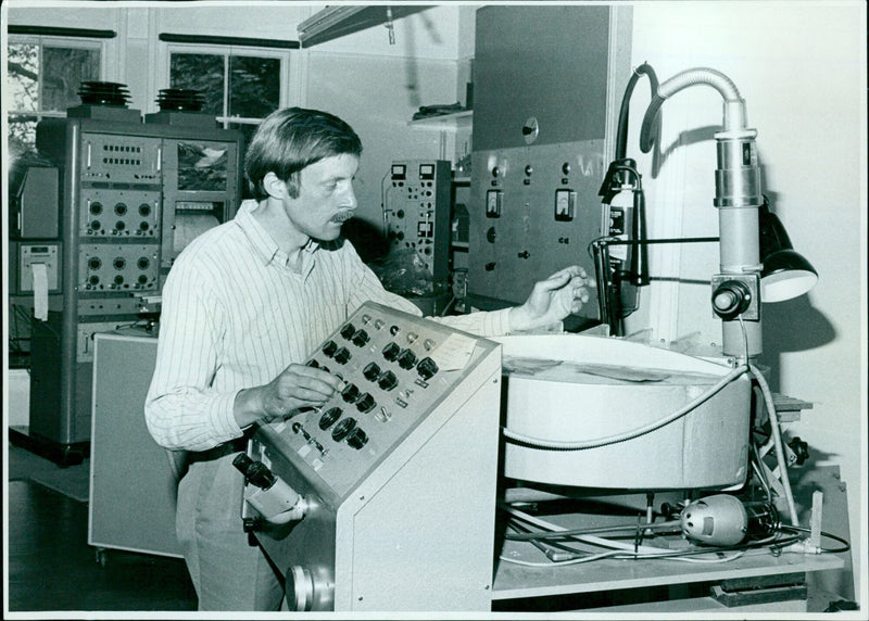 Oxford University researcher Francis Schweizer operates a milliprobe X-ray machine to analyse the metal content of Henry I coins. - Vintage Photograph