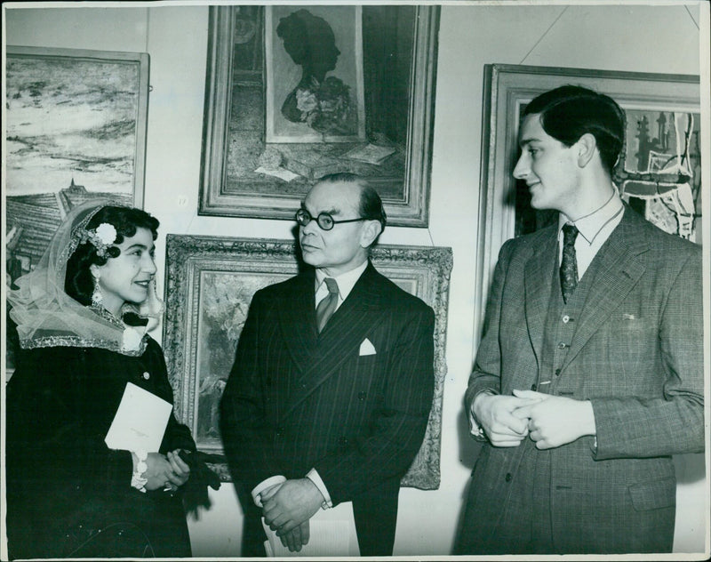 Seix Joth Rothwartien and Nigel Foxell discussing the junior common room features at the Ashmolean. - Vintage Photograph