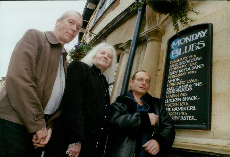 Landlord Jonathan Lee and musicians Philip Guy-Davis and Tony Jezzard prepare to close the Oxford Blues venue, The Fuggle and Firkin. - Vintage Photograph