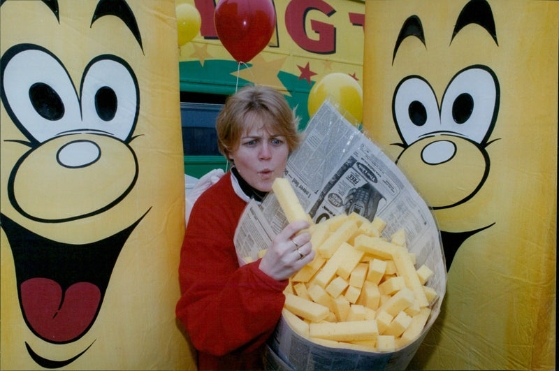 Anthea Robinson holds a plate of giant chips at Sainsburys in Oxford. - Vintage Photograph