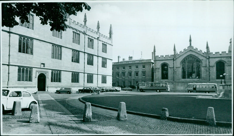 The Oxford Planning Committee deferred plans to ban parking in Radcliffe Square. - Vintage Photograph