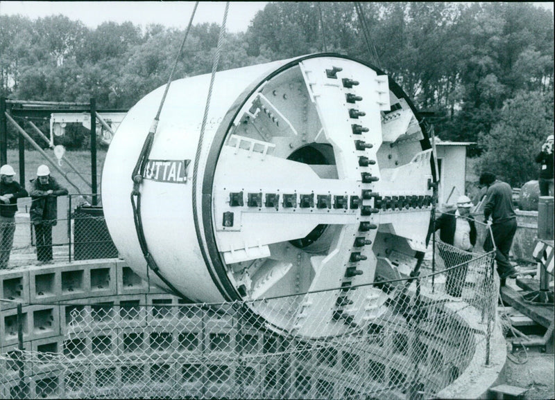 A large mechanical mole is lowered into a 65ft shaft, ready to begin its two-mile dig in Oxford. - Vintage Photograph