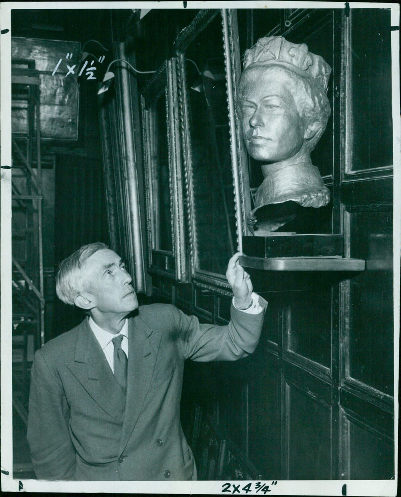 The bust of the Queen is installed at Oxford University, restoring a centuries-old tradition. - Vintage Photograph