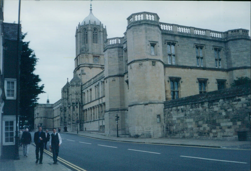 Students admire the view of Christ Church and Tom Tower from the bottom of St Aldates in Oxford. - Vintage Photograph