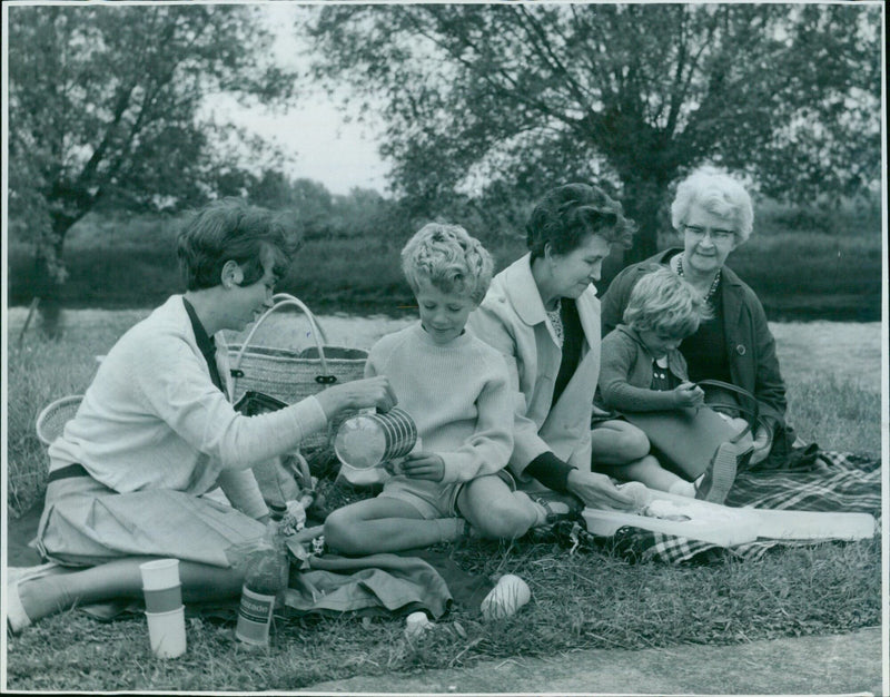 The Rimell family enjoying a day out at the Oxford Regatta. - Vintage Photograph