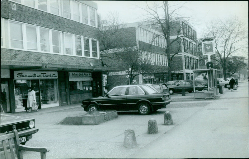 A customer is being served at Summertown havel 8:30 32V Salamis Kebab House FISH & CHICKEN BAR. - Vintage Photograph