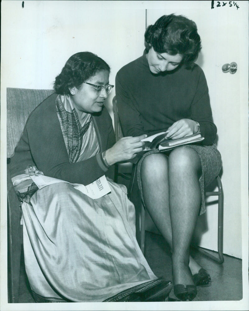 Overseas students attend a modern English literature course at Queen Elizabeth House in St. Giles. - Vintage Photograph