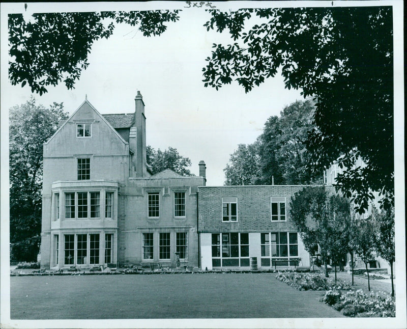 Queen Elizabeth II visits the newly built extension of her official London residence, Buckingham Palace. - Vintage Photograph