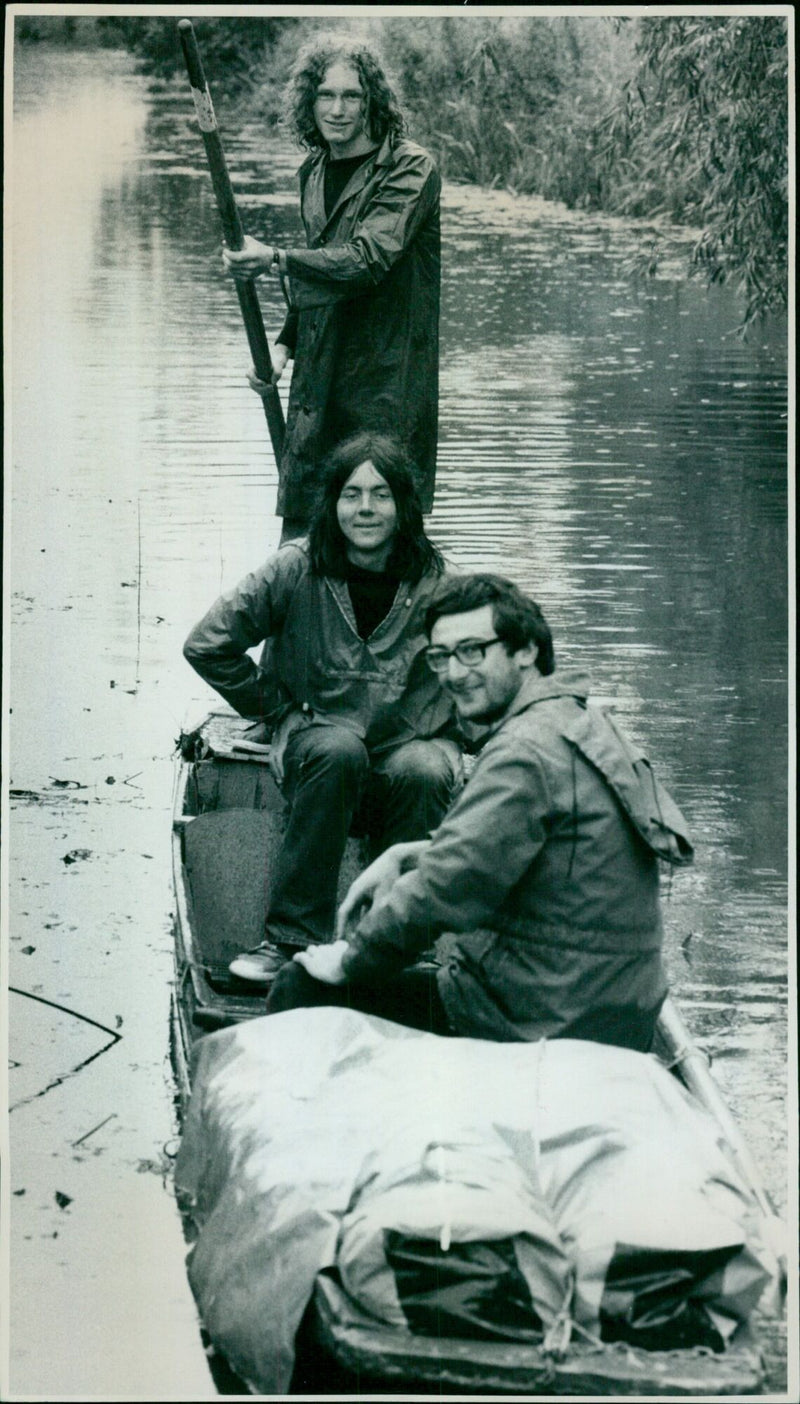 Three Cambridge University students arrive at Hythe Bridge, Oxford after a 17-day, 160-mile charity punting trip. - Vintage Photograph