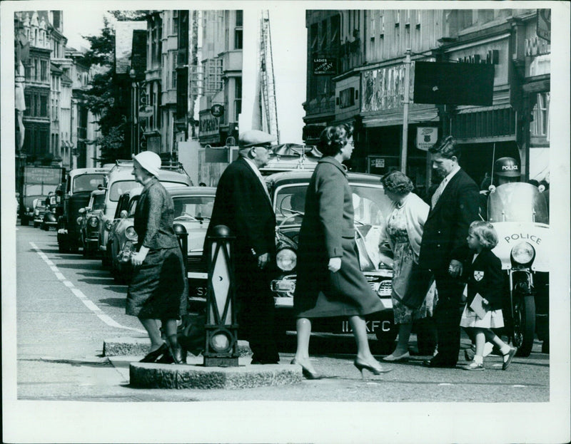 Women outside a restaurant in the Nairort district of Paris, France. - Vintage Photograph