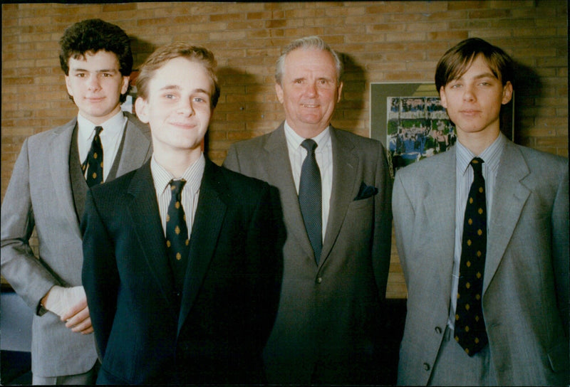 Arco Oil Chairman and Chief Executive Lod Cook presents a £50,000 cheque to three young achievers from St Edmund School, Oxford. - Vintage Photograph