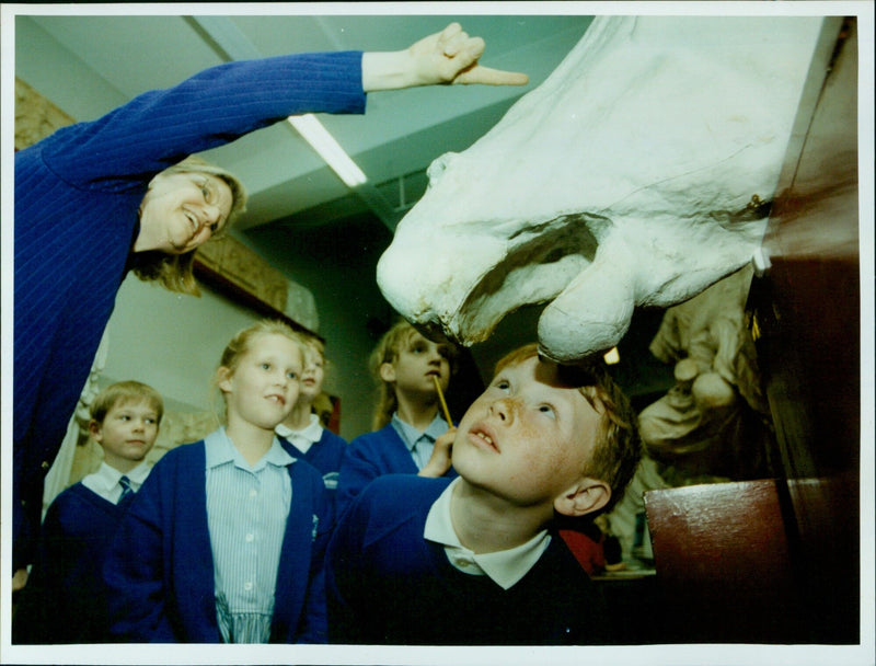 Clore Education Officer Katherine Booth Stevens visits Thomas Reade School pupils at the Ashmolean Museum in Oxford. - Vintage Photograph