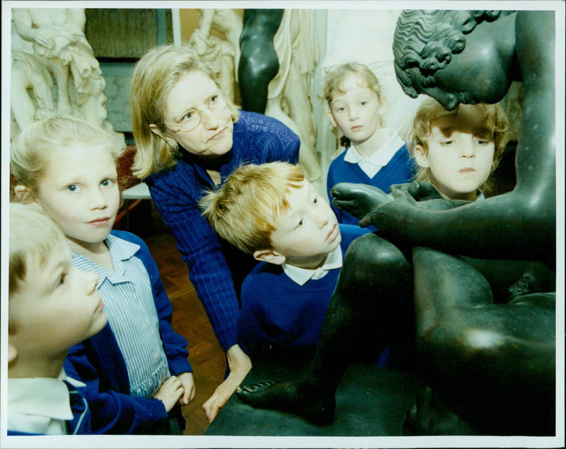 Clore Education Officer Katherine Booth Stevens visits the Ashmolean Museum with Thomas Reade School pupils. - Vintage Photograph