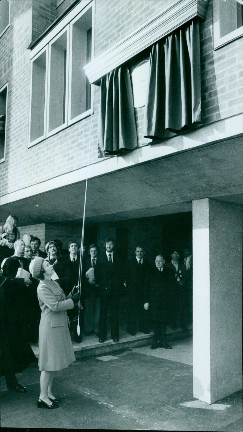 Queen Elizabeth II unveils a plaque at the Farndon Road Flats in Wolverhampton. - Vintage Photograph