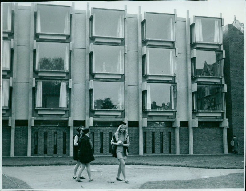 A view of the Wolfson Building at Somerville College from the quad. - Vintage Photograph